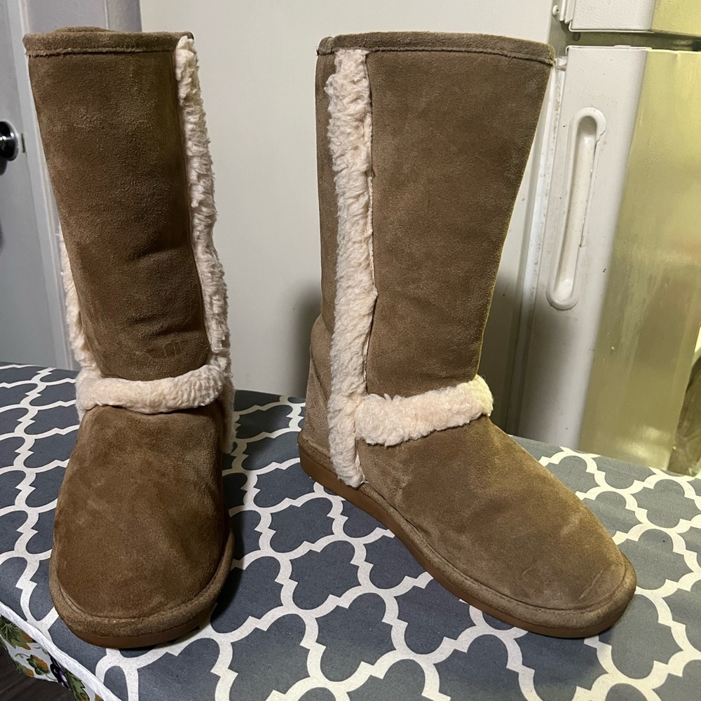 Moving Sale! Spectacular and Warm Sheepskin Boots! - Picture 2 of 6
